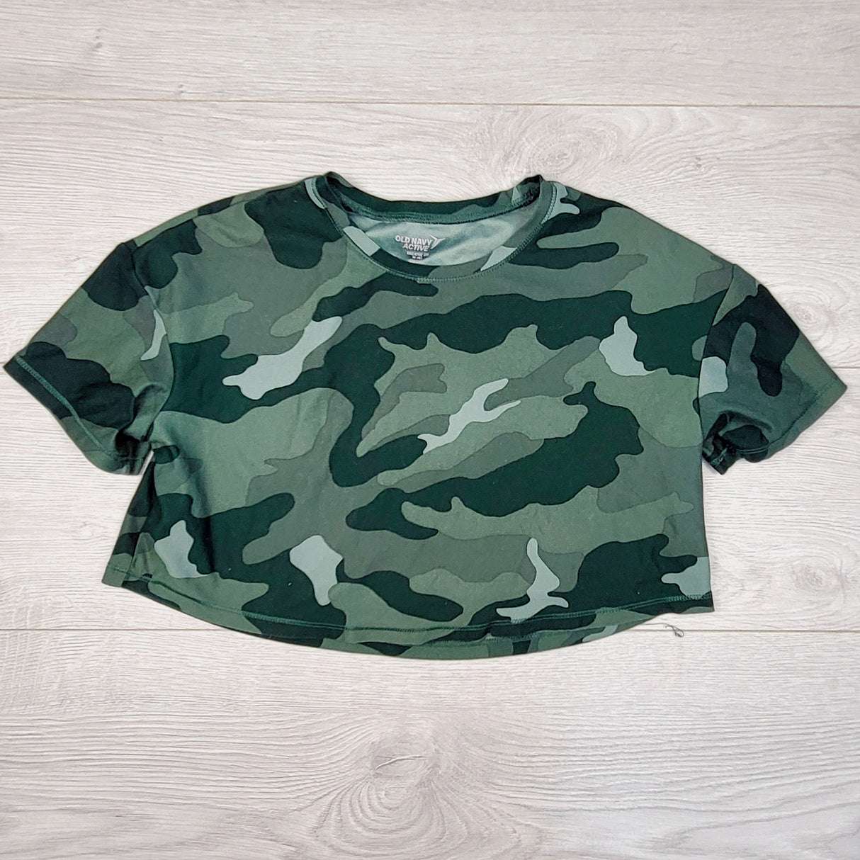 ESZ1 - Old Navy green camouflage cropped "Breathe On" active t-shirt. Size 8