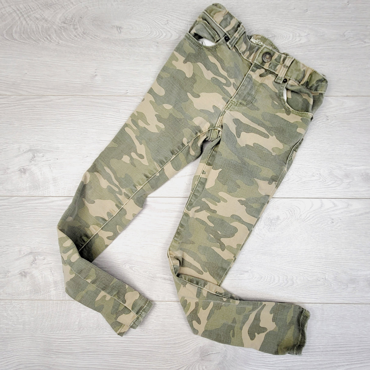 ESZ1 - Old Navy camouflage super skinny jeans. Size 7