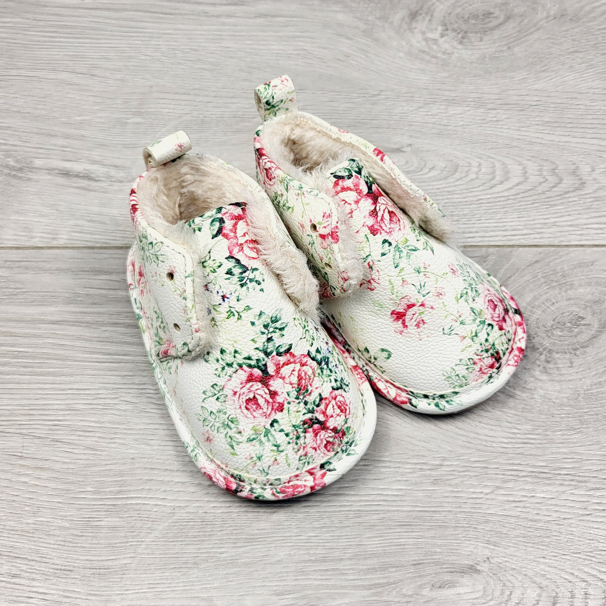 STML2 - White floral print faux leather shoes with faux fur lining. Size 3 (infant)