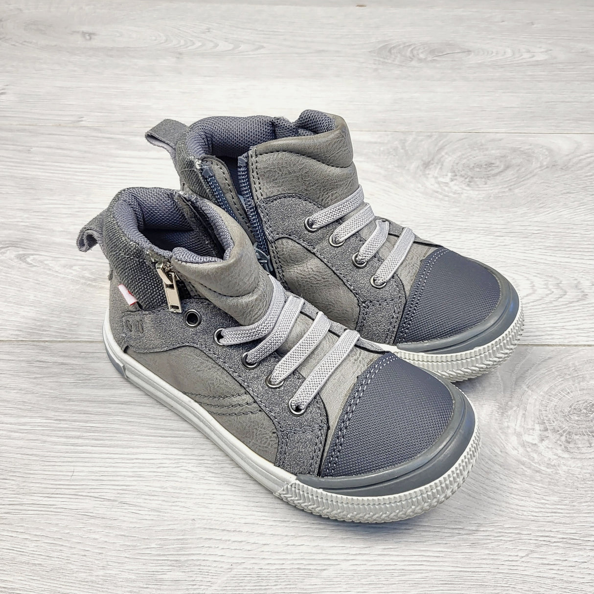 STML2 - Shoebox grey hightop shoes. Size 6