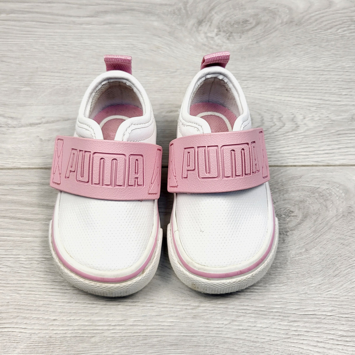 STML2 - Puma white and pink running shoes. Size 4