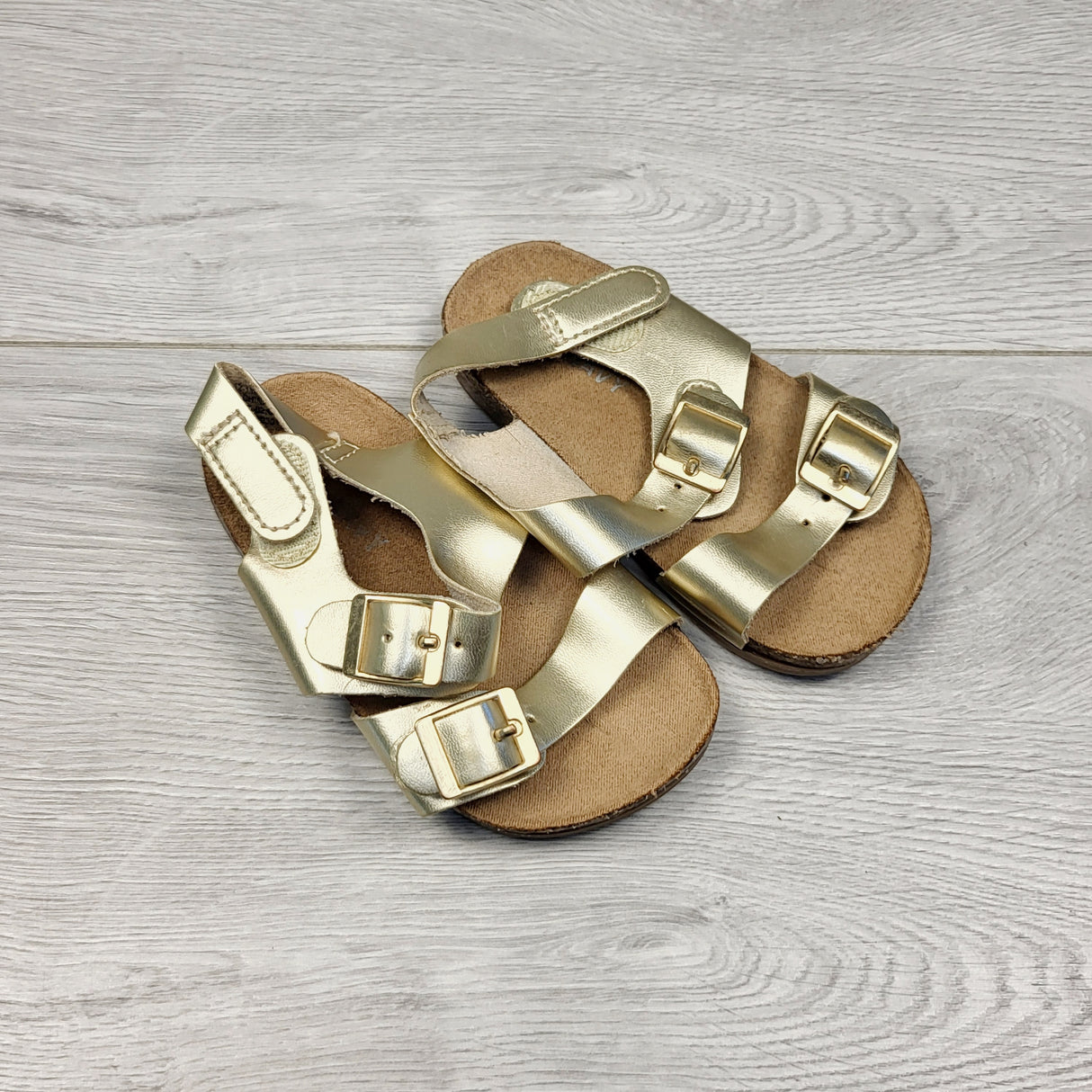 STML2 - Old Navy gold sandals. 12-18 months (size 5)