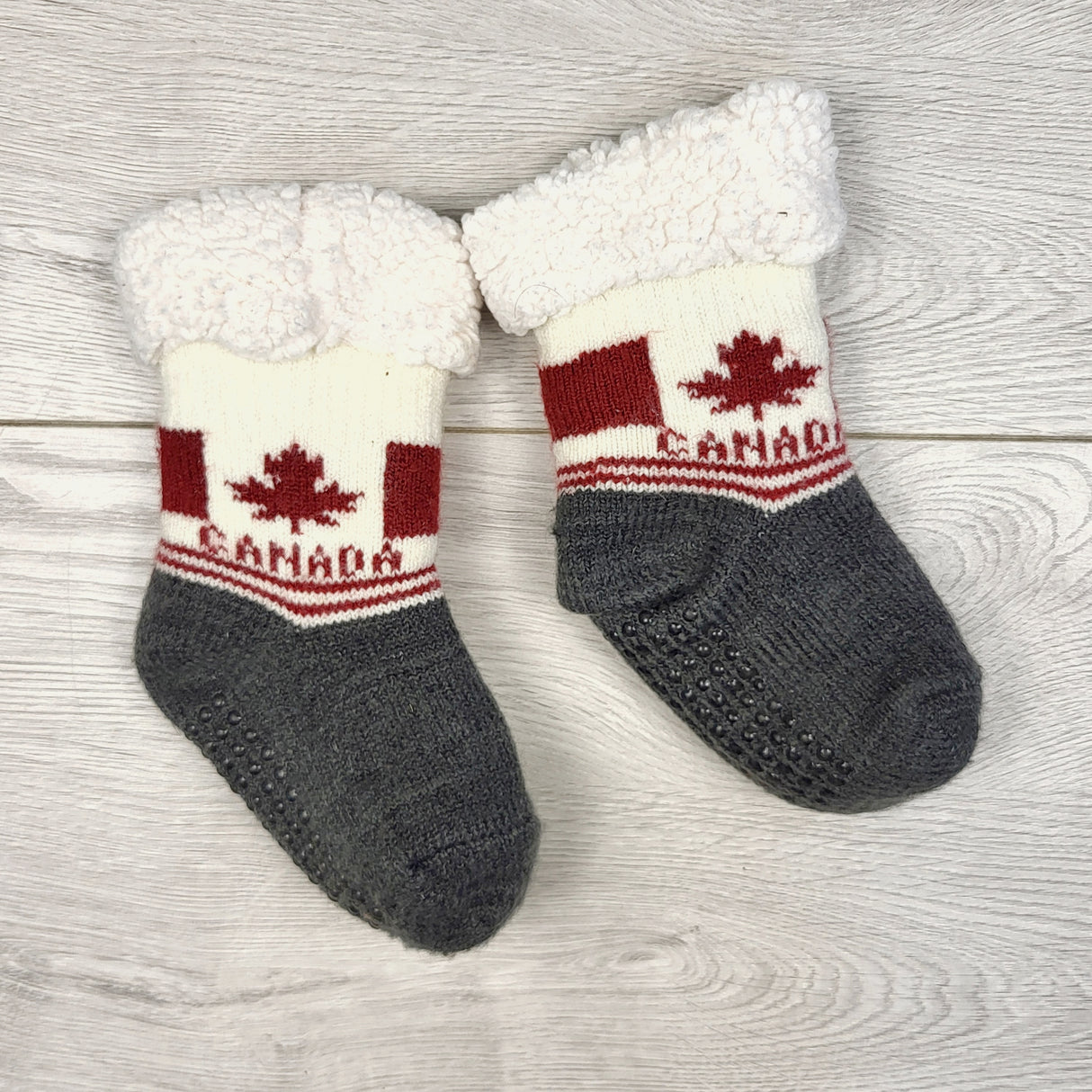 STML2 - Canada themed cozy socks. Approx 0-6 months