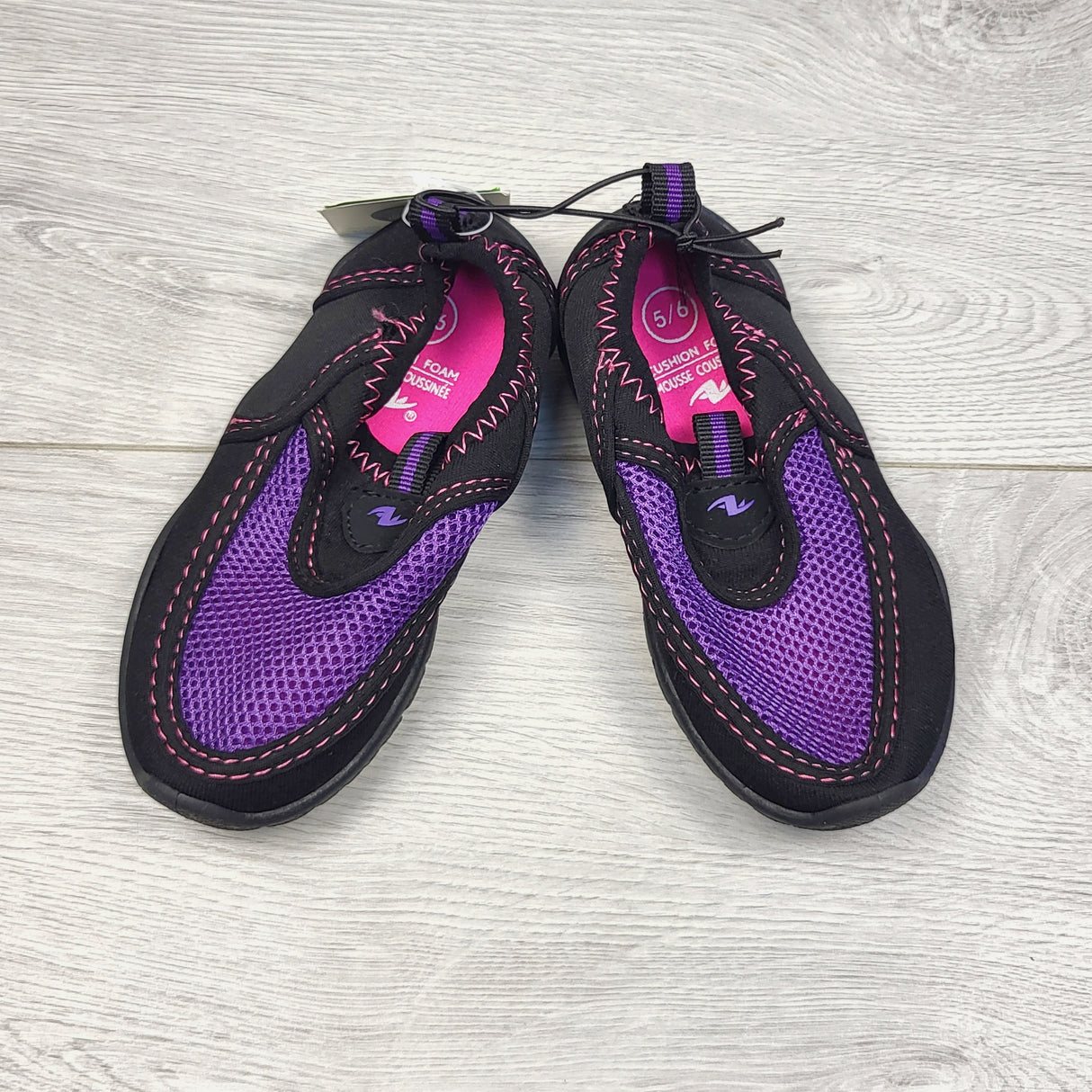 STML2 - NEW - Athletic Work beach / water shoes. Size 5/6