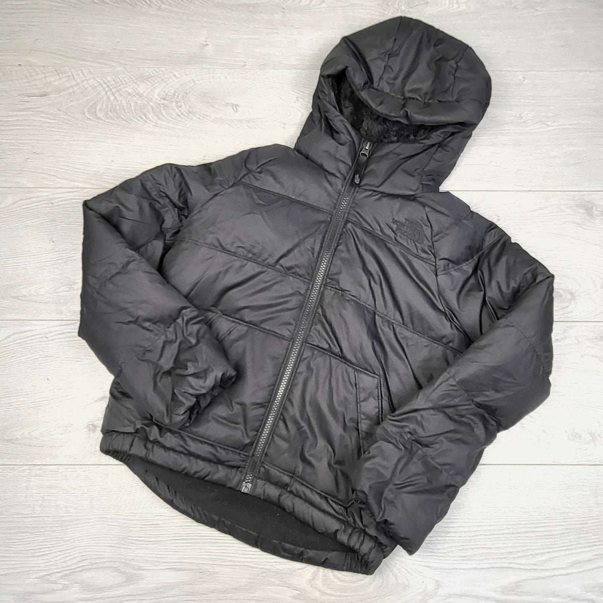 JUDM5 - The North Face black fleece lined down filled puffer jacket. Size 7/8