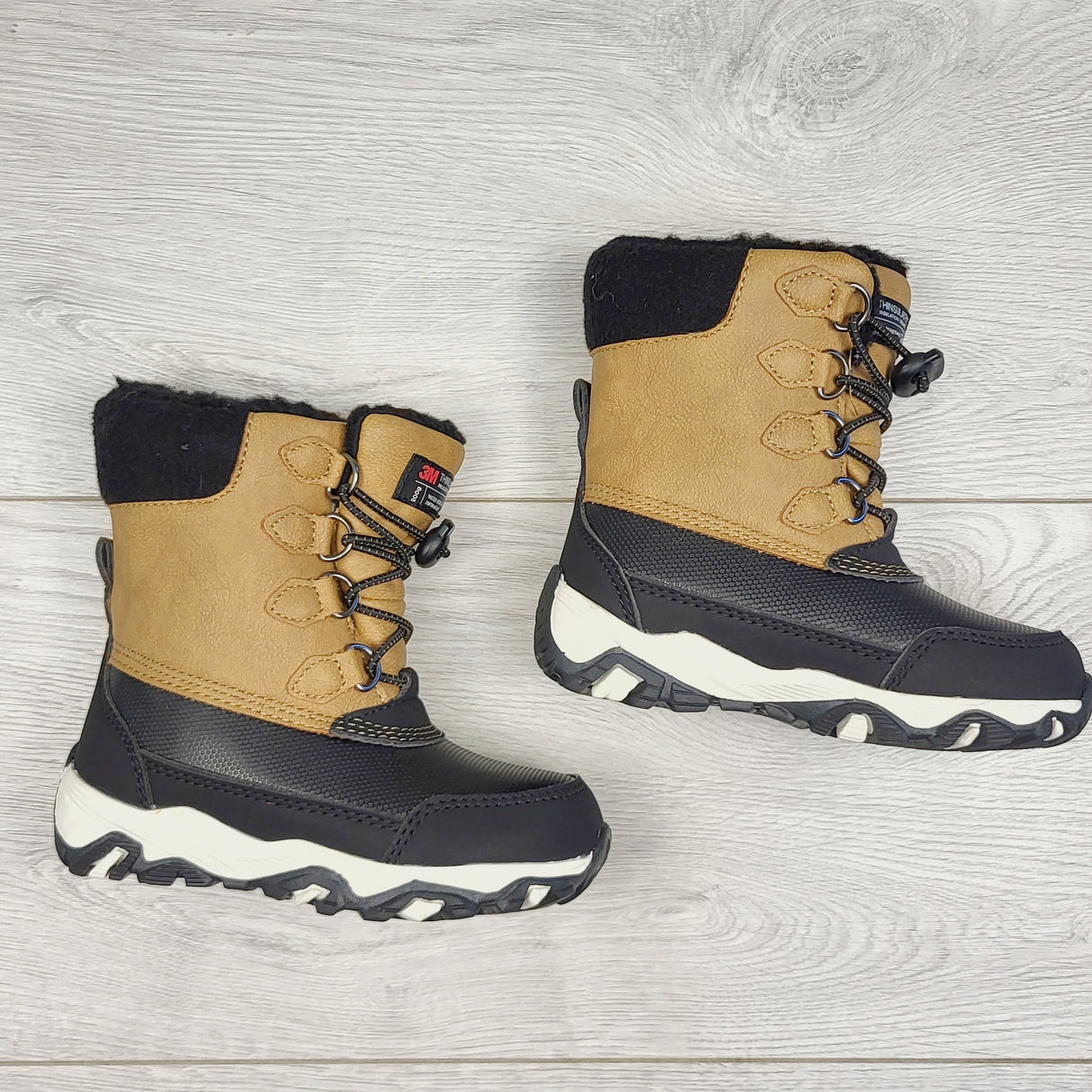 COHI1 - Black and tan snow boots. Size 7