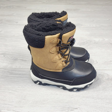 COHI1 - Black and tan snow boots. Size 7