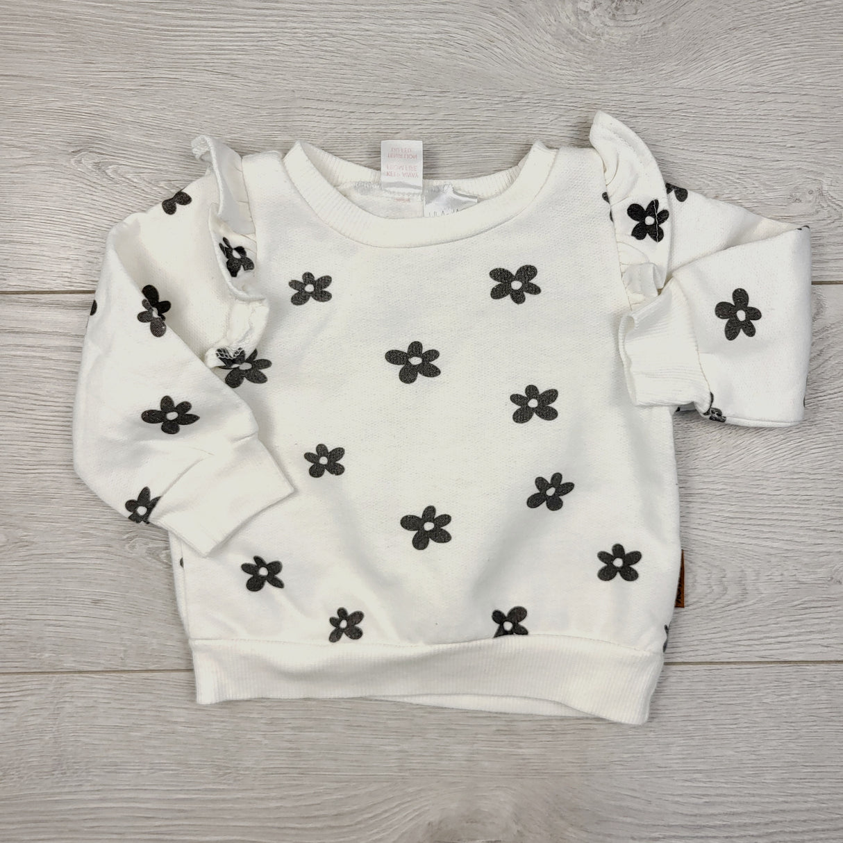 COHI2 - Lila and Jack white fleecy lined floral print sweatshirt. Size 3-6 months