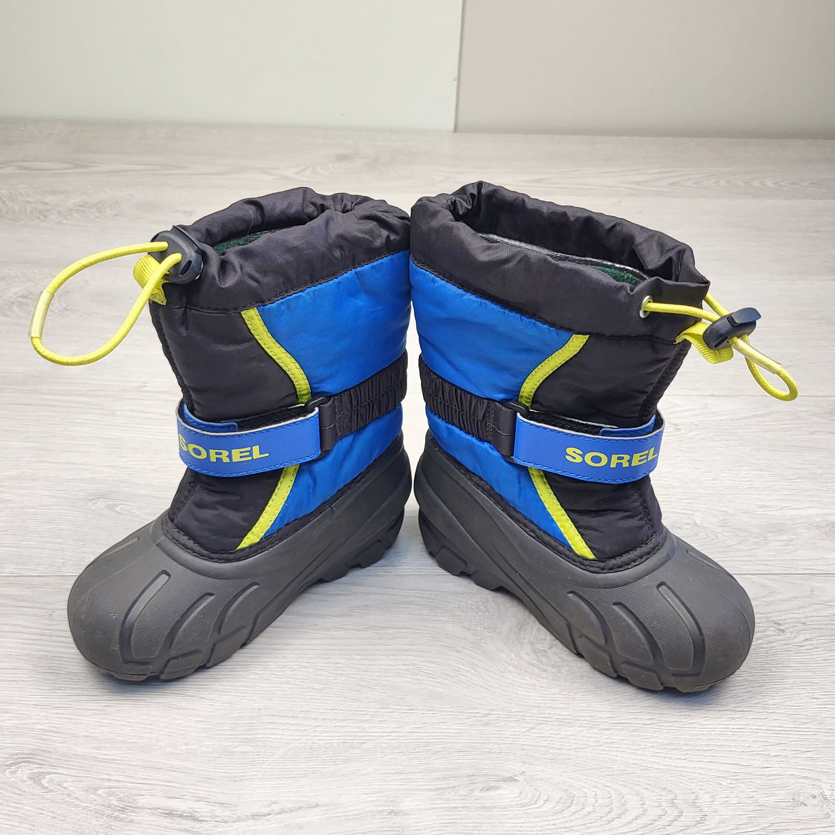 CBRD3 - Sorel black and blue snow boots. Size 10