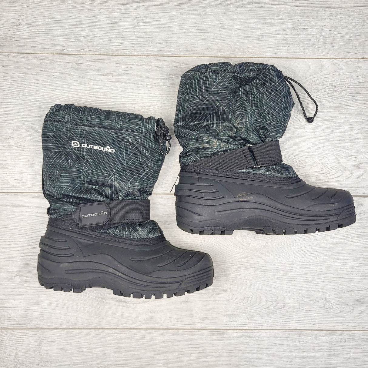 CBRD3 - Outbound black patterned insulated snow boots. Size 13