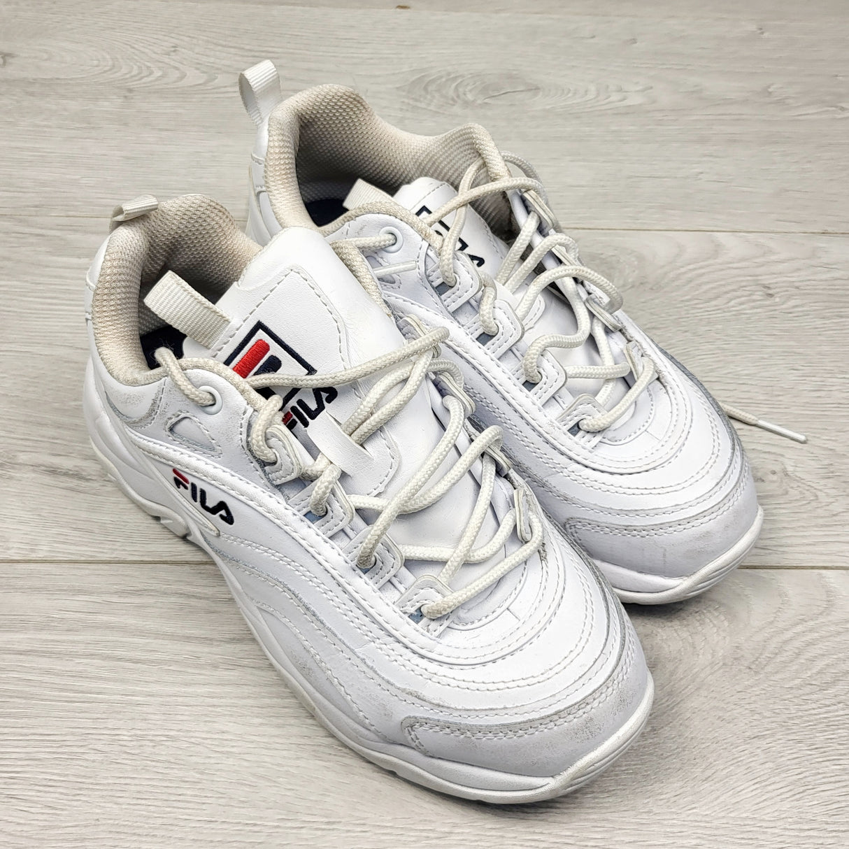 CBRD3 - Fila Disruptor 2 Sneakers. Ladies size 6 (youth size 4.5)