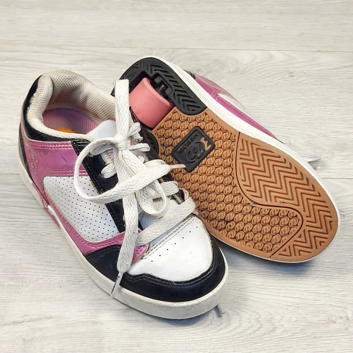 TBRG1 - Heelys rollerskate shoes. Youth size 2