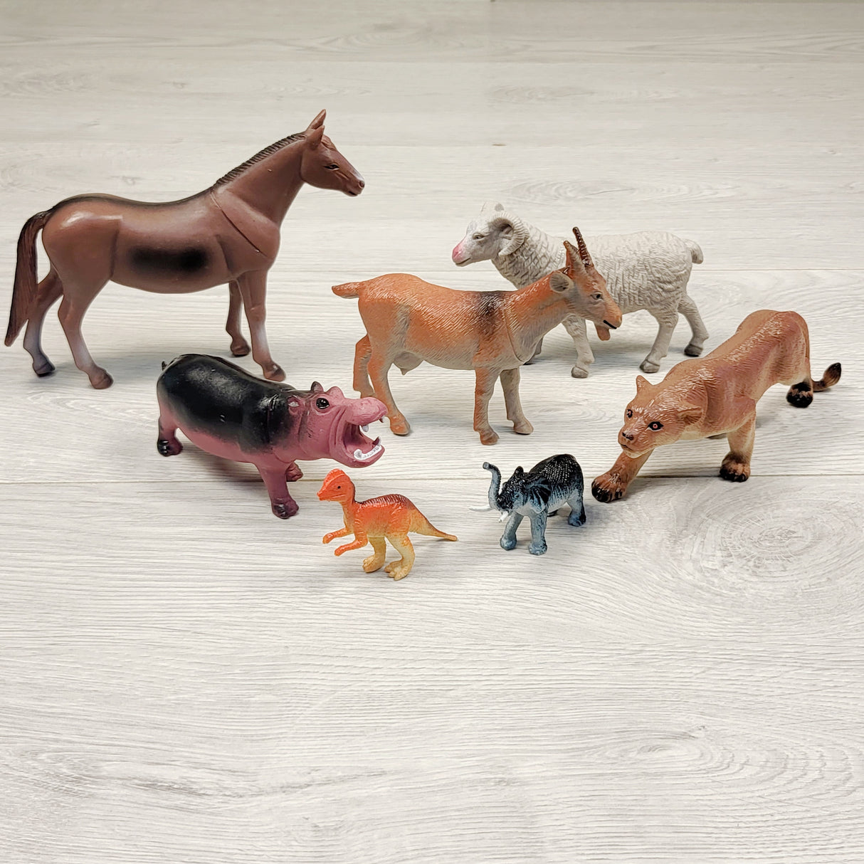 MLM1 - Lot of plastic farm animals