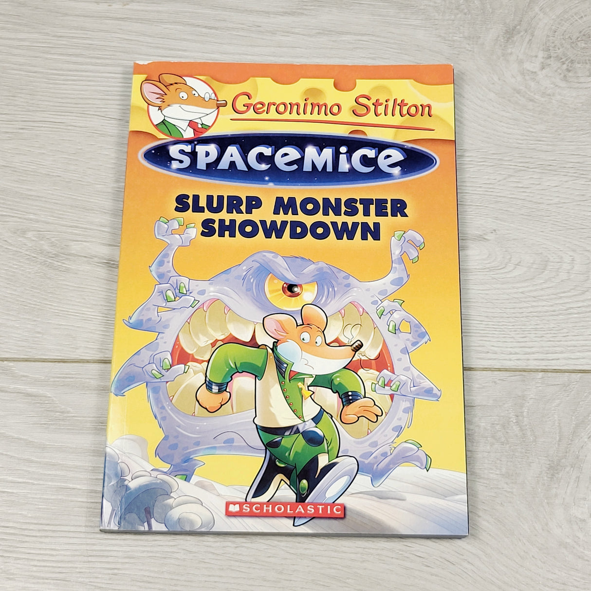 MLM1 - Geronimo Stilton Spacemice: Slurp Monster Showdown. Soft cover chapter book