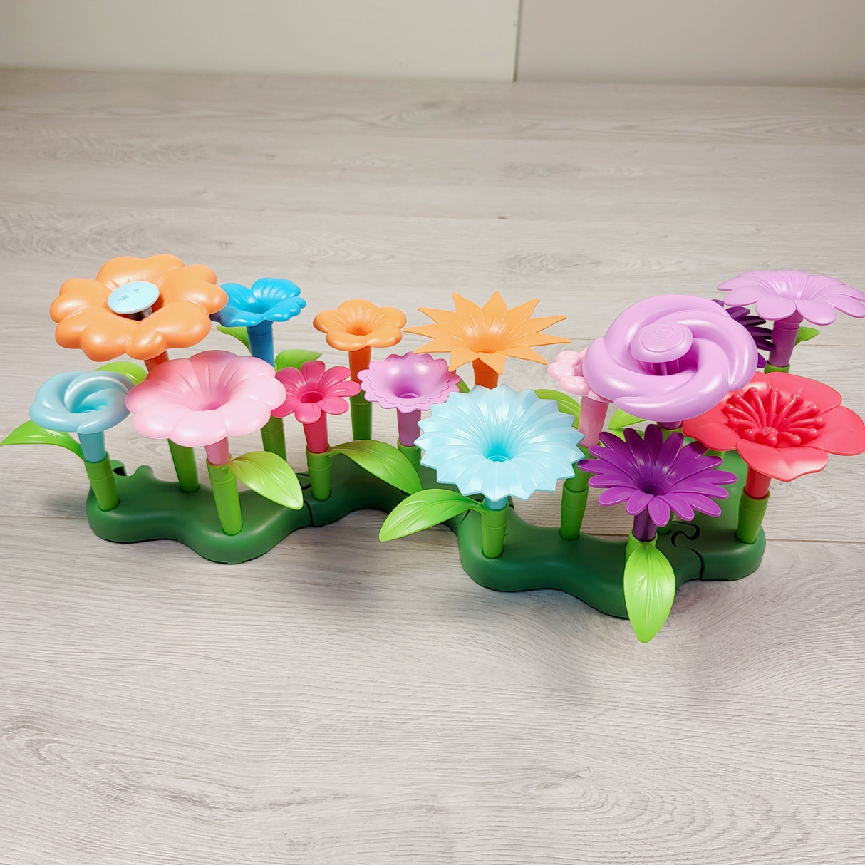 MLM2 - Plastic Build a Garden toy