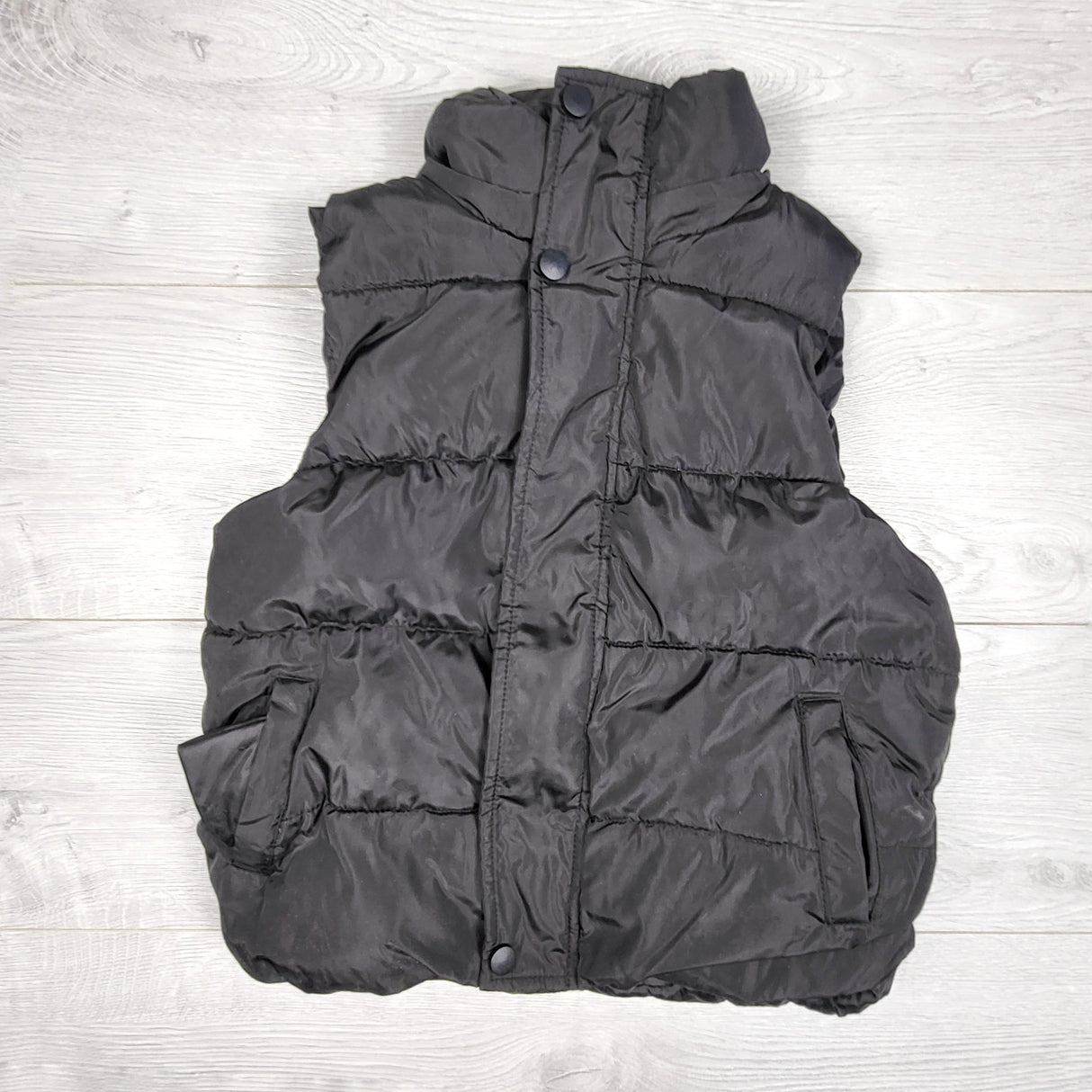 ALNG1 - Black puffer vest. Size 5/6