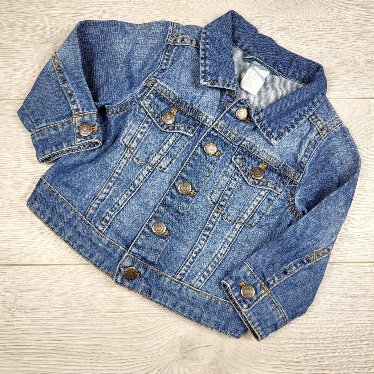 STHA1 - H and M denim jacket with snap buttons. Size 6-9 months