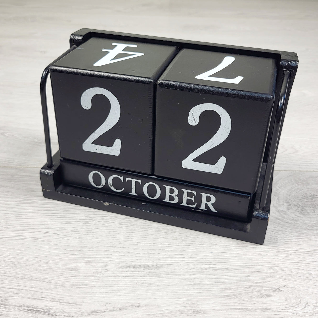 LKAN1- Wooden tabletop calendar