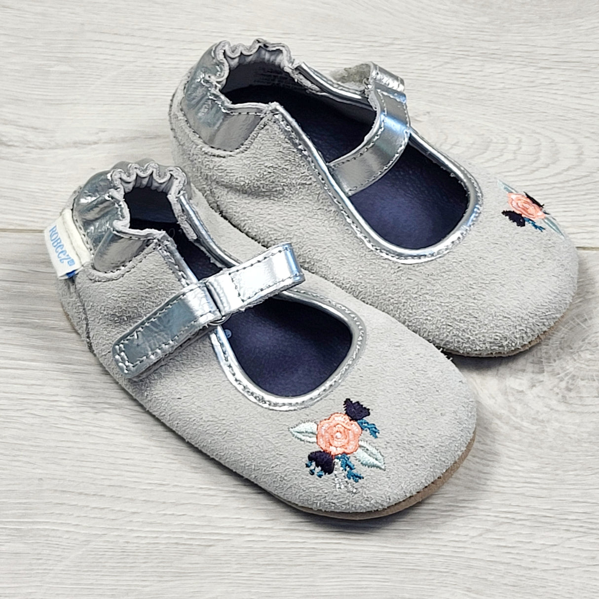 SAHU1 - Robeez grey suede Mary Jane shoes with flowers. Size 5 🍁