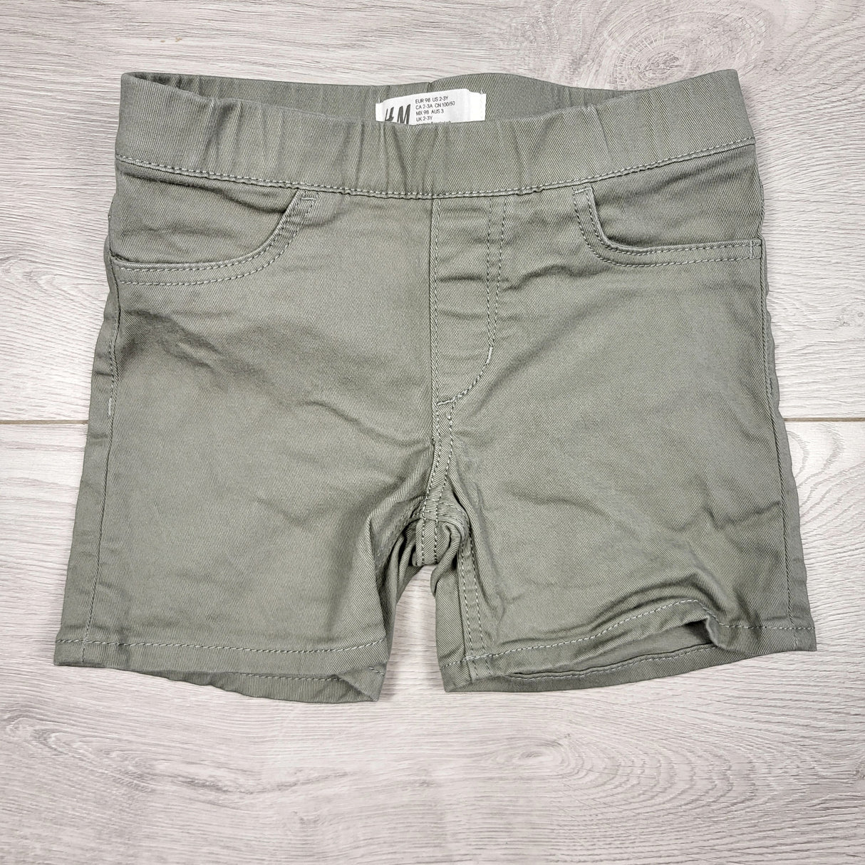 SAHU1 - H and M gren stretchy jegging style shorts. Size 2/3T