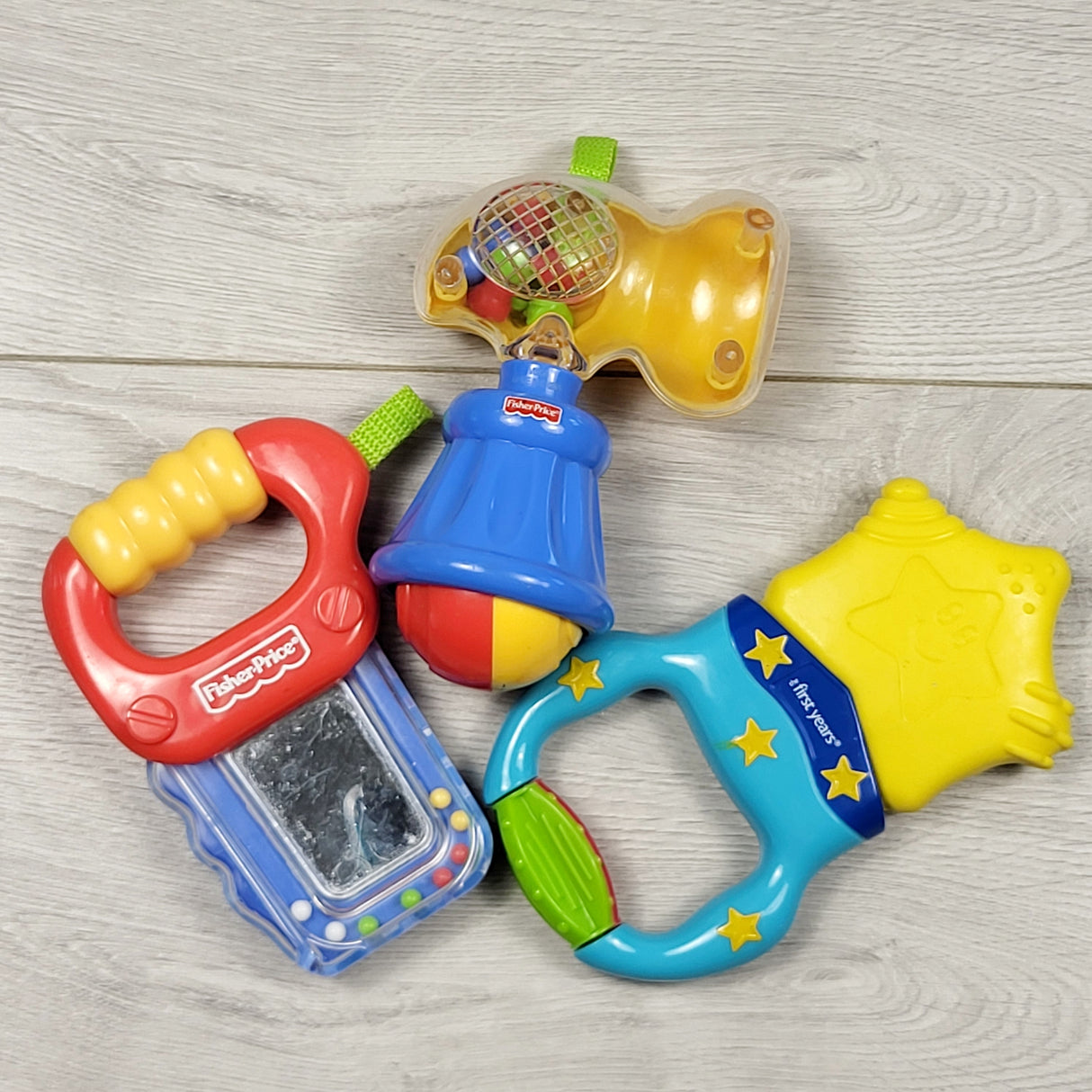 LKAN2 - Lot of baby rattle toys (star one vibrates when pushed)