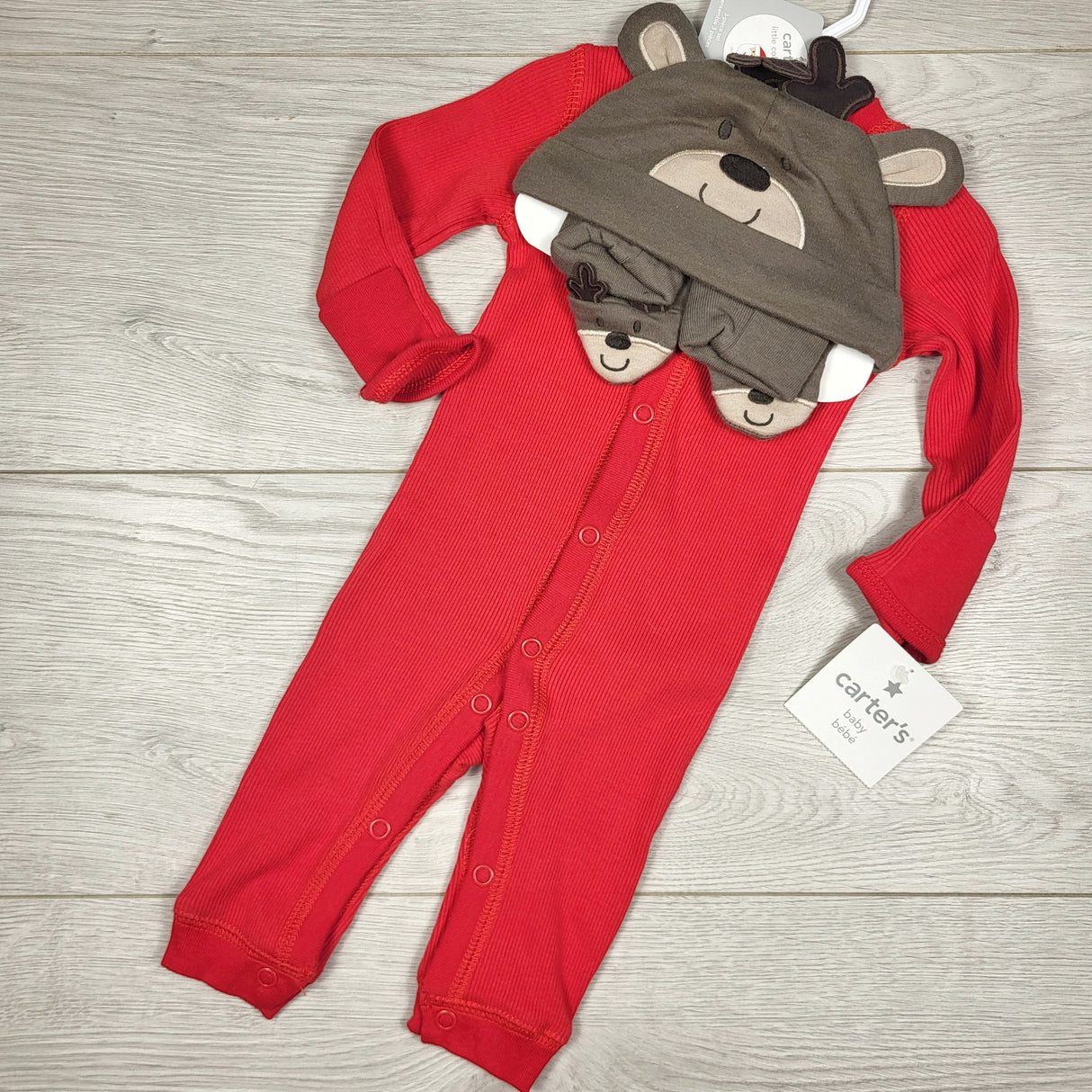 KAMG1- NEW - Carters 3pc set with reindeer. Newborn size