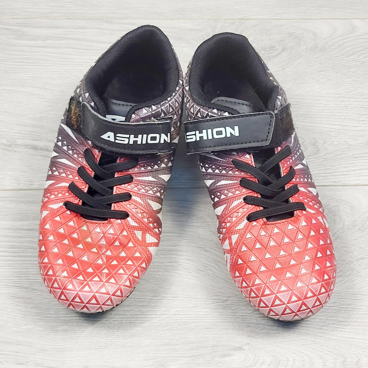 TGSS2 - Ashion soccer cleats. Youth size 2.5
