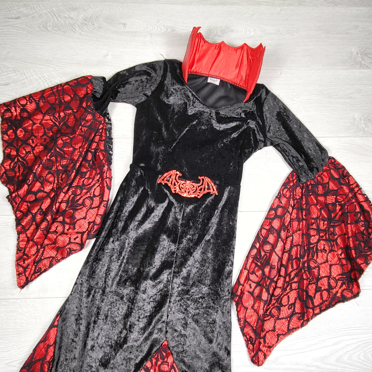 MBW3 - Spirit Halloween Gothic Vampire costume. Size medium
