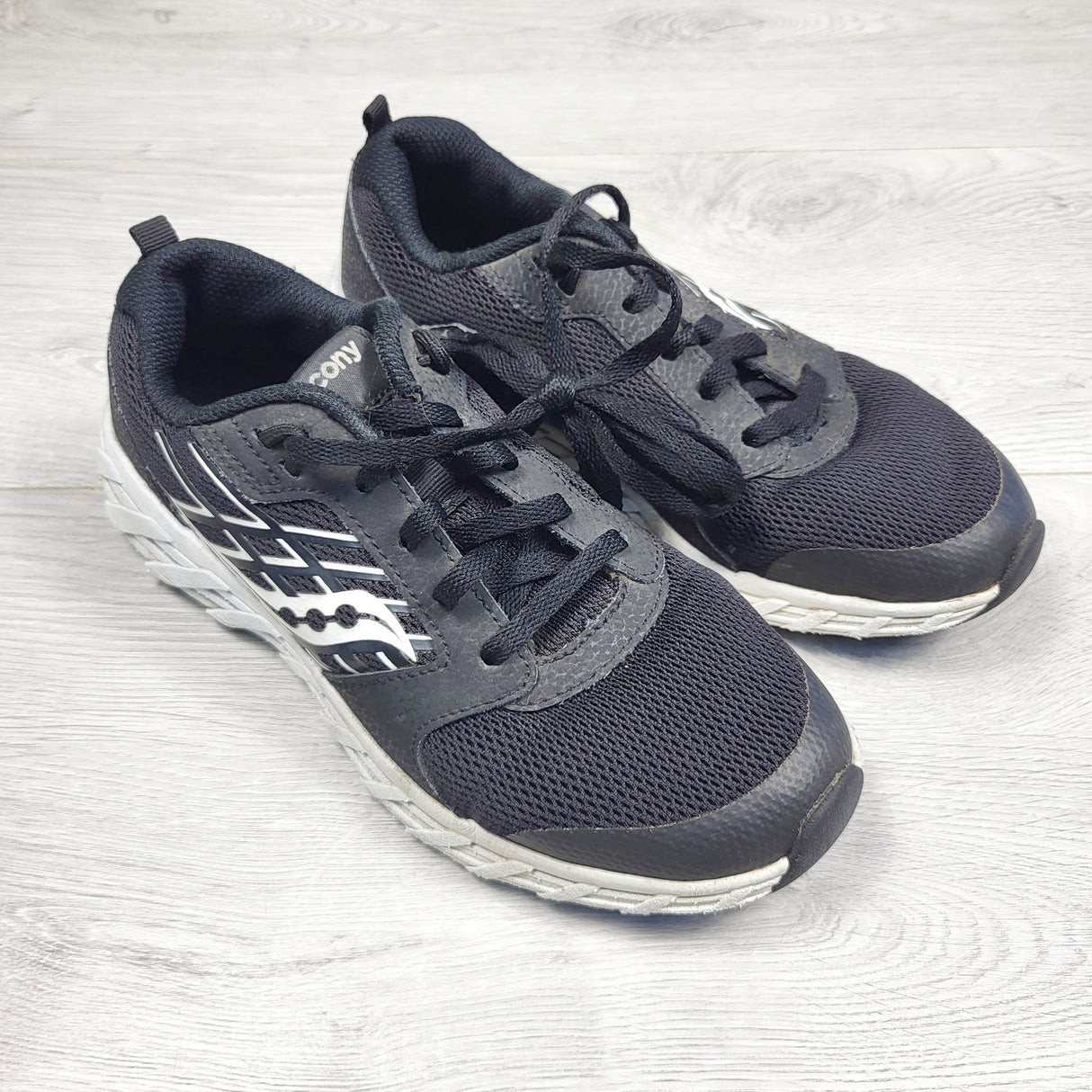 ACRM1 - Saucony black running shoes. Youth size 3.5