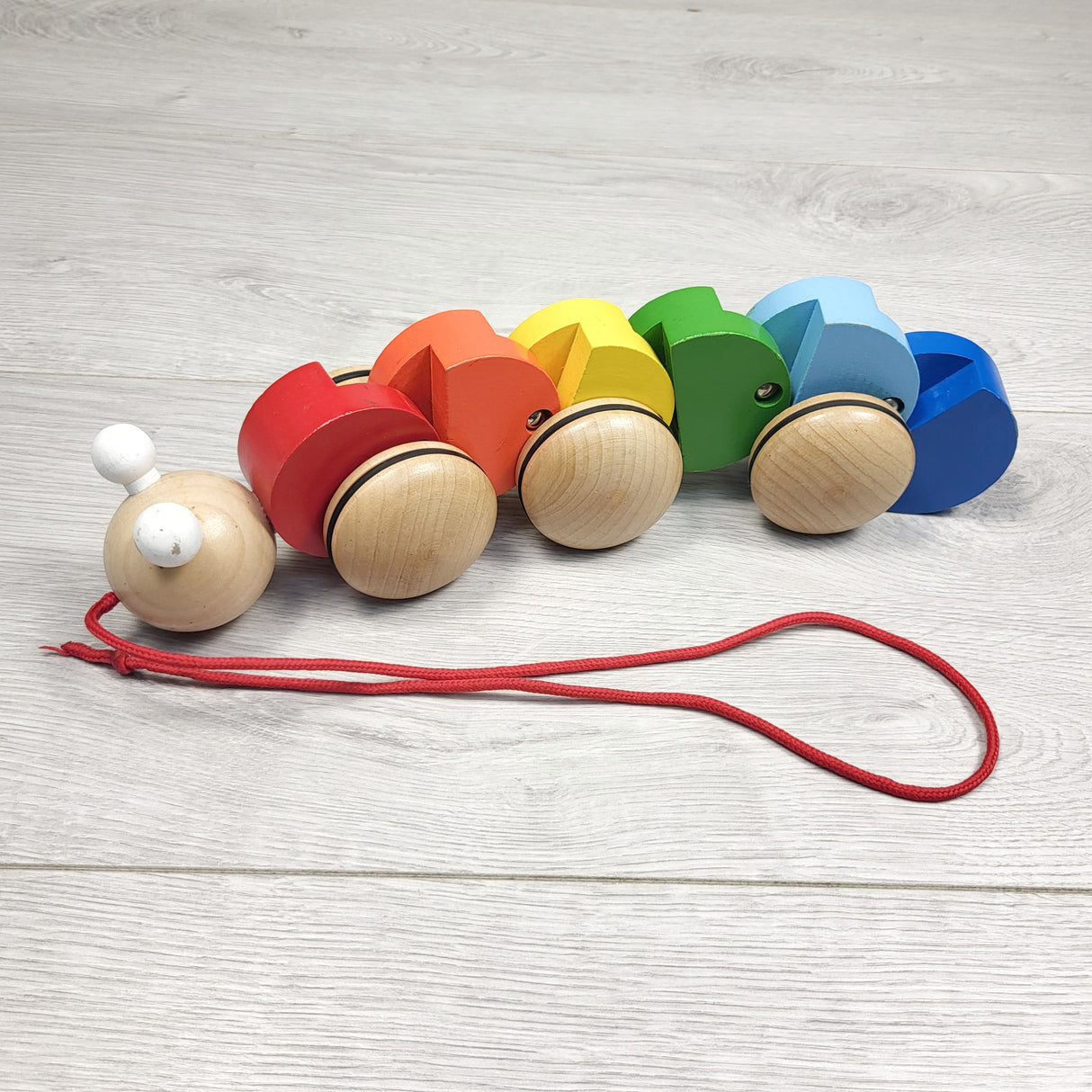 LUGE1 - Wooden pull along caterpillar toy