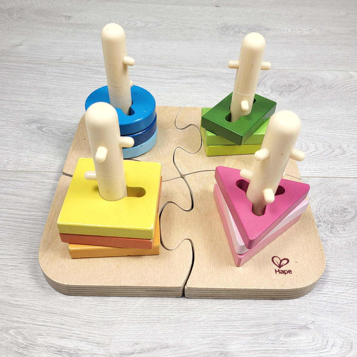 LUGE1 - Hape wooden peg puzzle / stacking toy