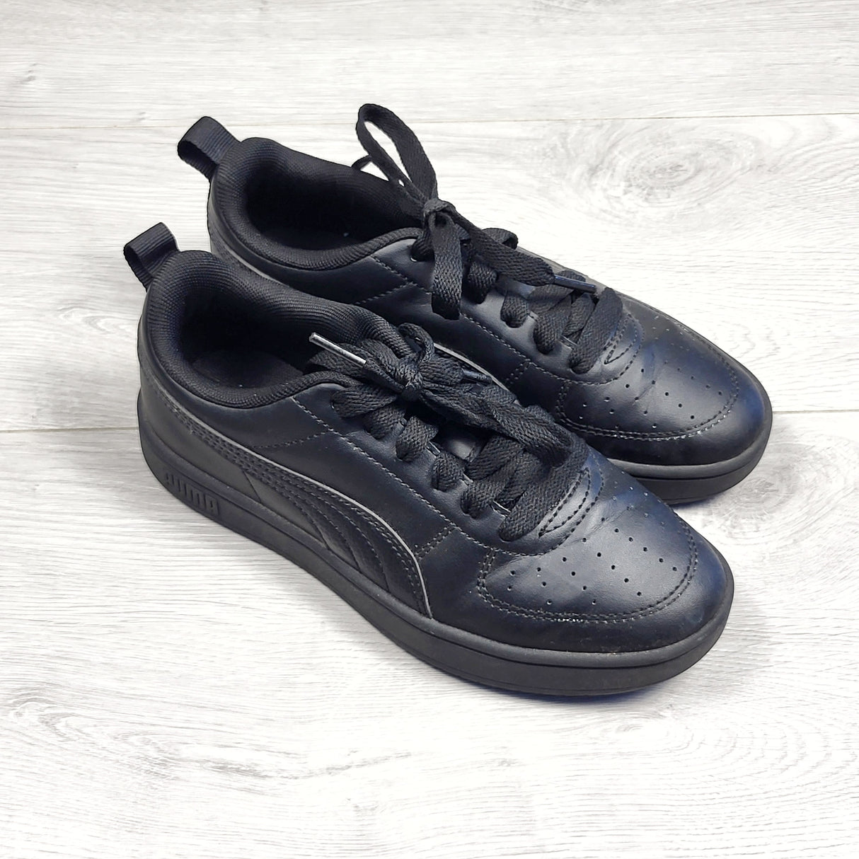 DMKY4 - Puma black leather "Caven" sneakers. Youth size 4