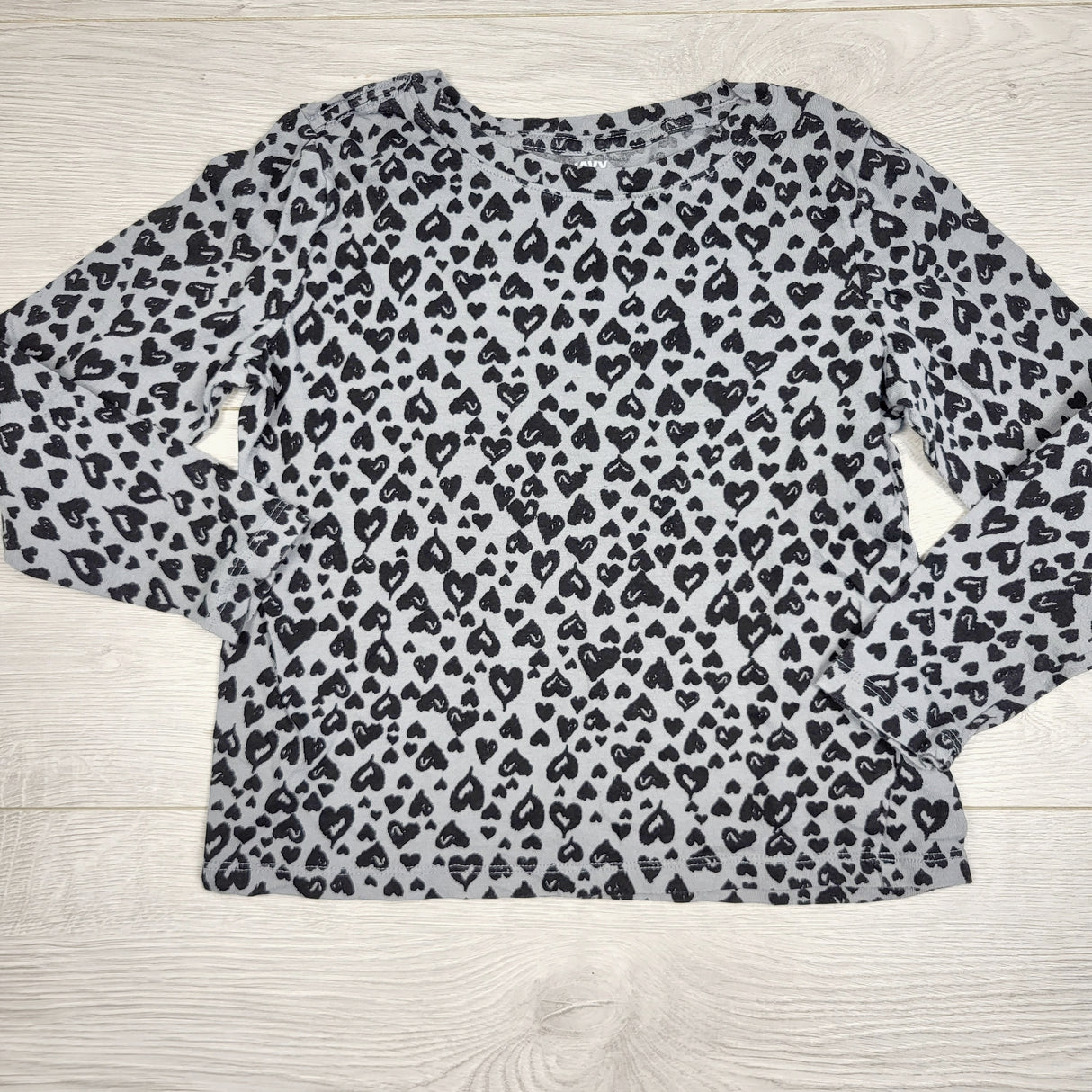 KIJA1 - Old Navy grey long sleeved top with hearts. Size 6/7
