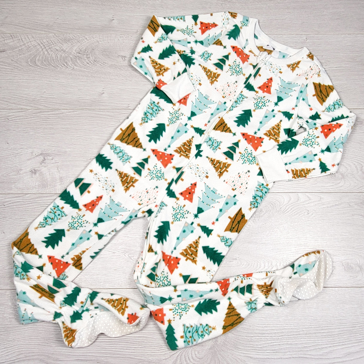KIJA1 - Old Navy white zippered fleece sleeper with Christmas tree. Size 5T
