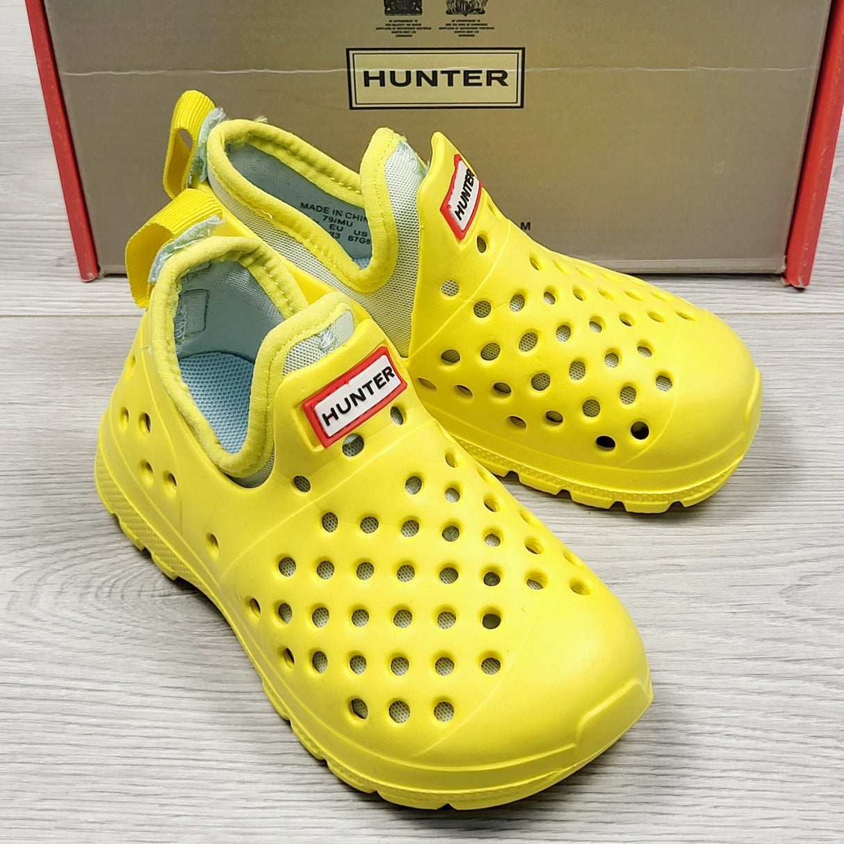 KDEL2 - NEW - Hunter yellow lightweight outdoor shoes. Size 7/8