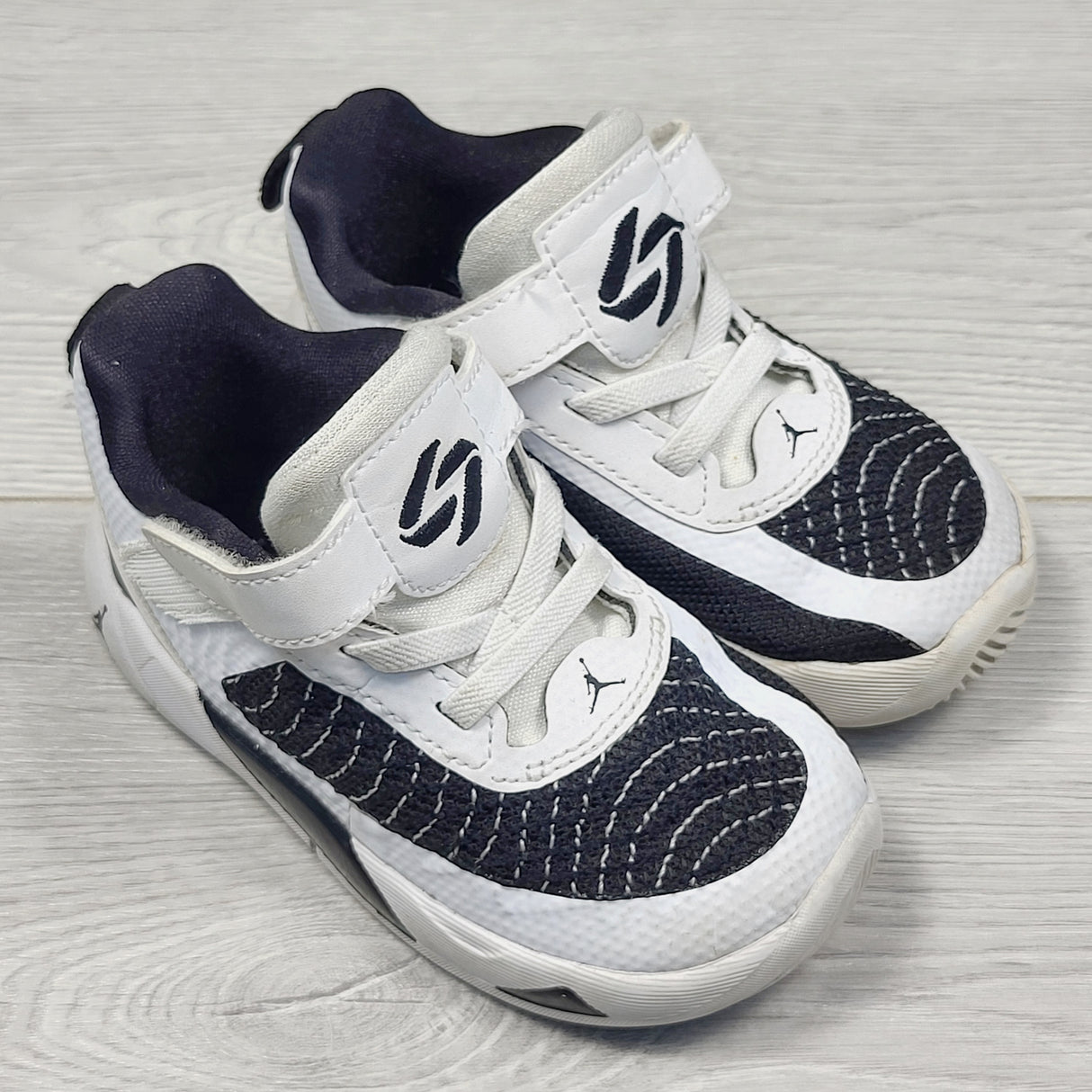 KDEL2 - Nike Air Jordan "Luka" running shoes. Size 6