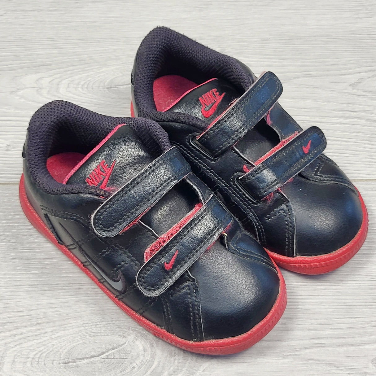 KDEL2 - Nike black and red "Court Tradition" low top leather shoes. Size 8.5