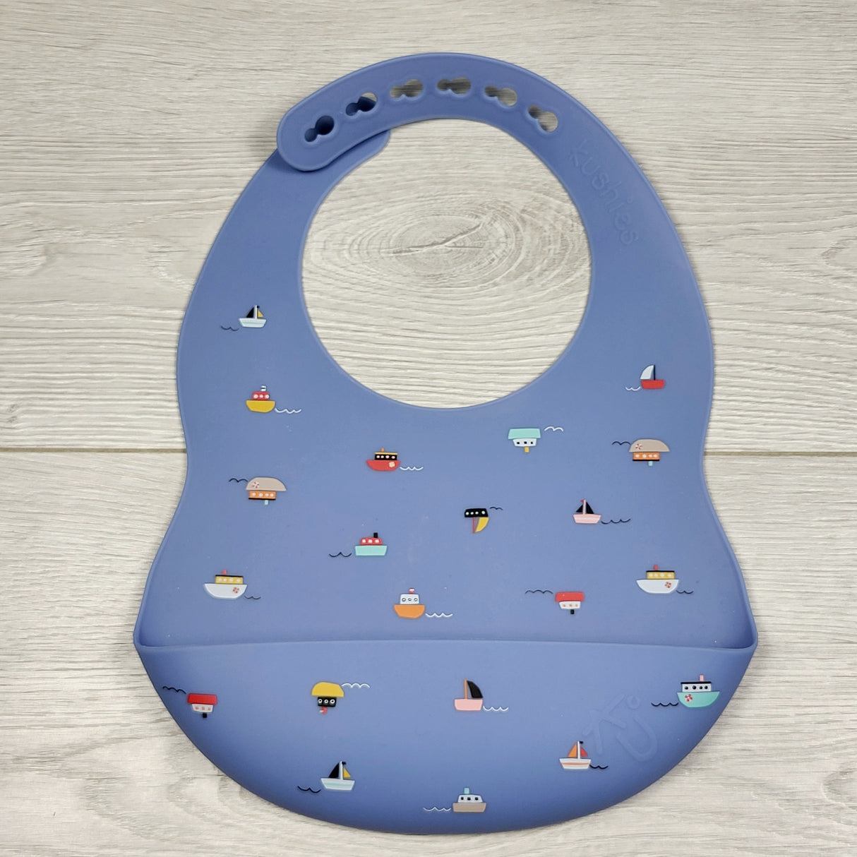 KDEL2 - Kushies blue silicone bib with boats