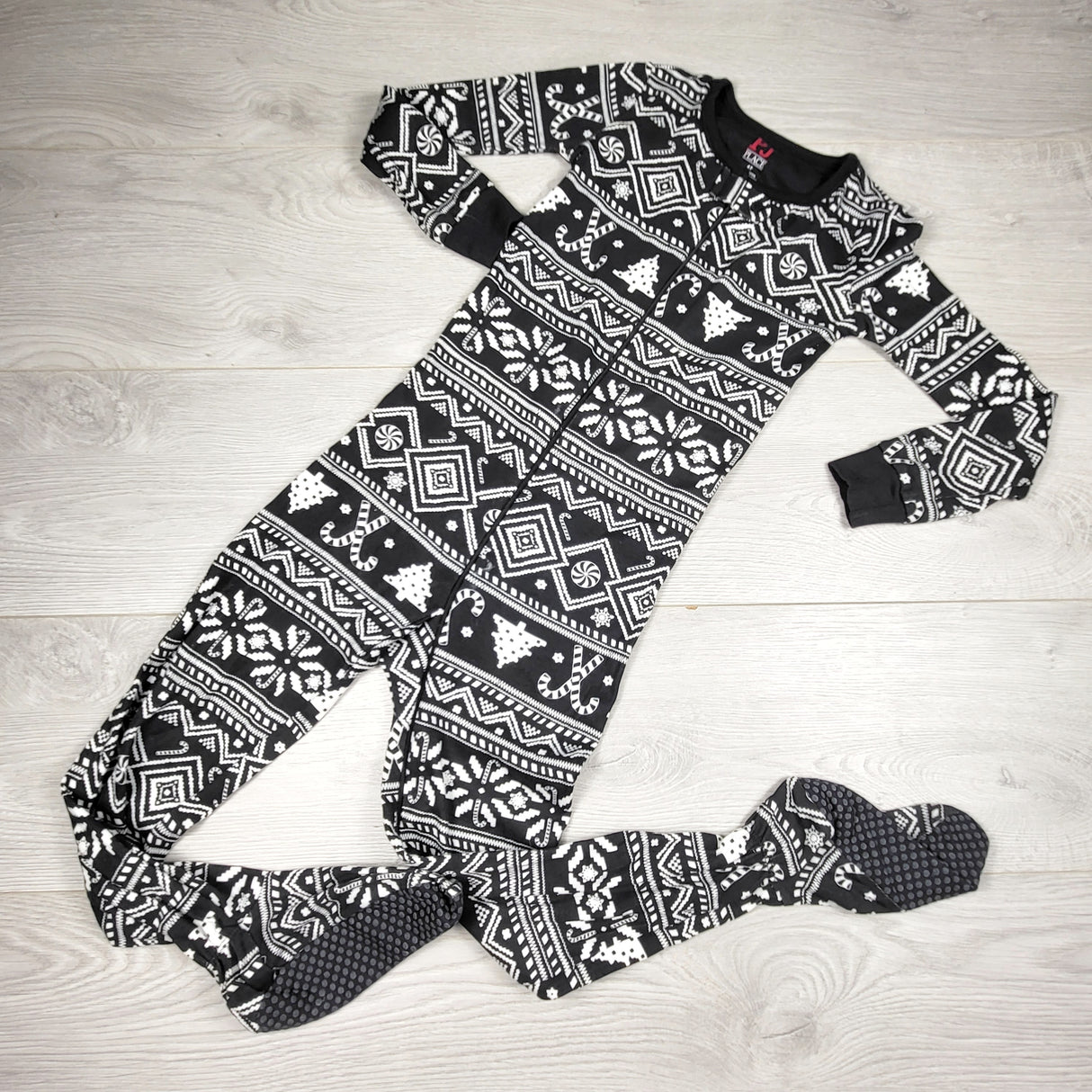 TCWD1 - Children's Place black and white zippered holiday sleeper. Size 4T