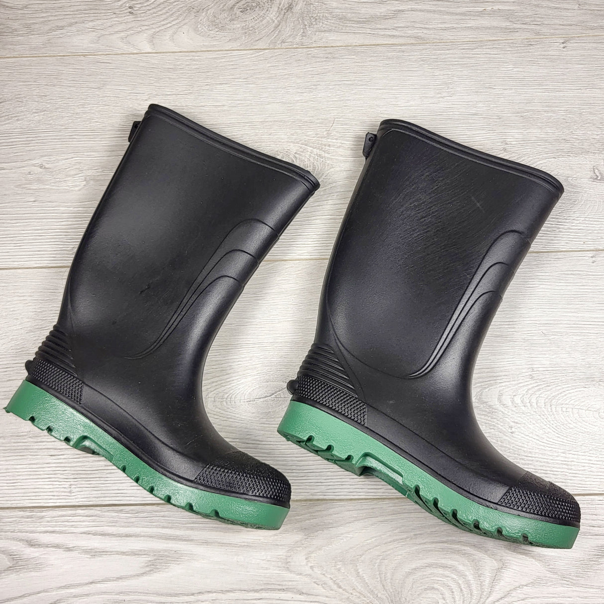 LUGE2 - Black rain boots. Youth size 2