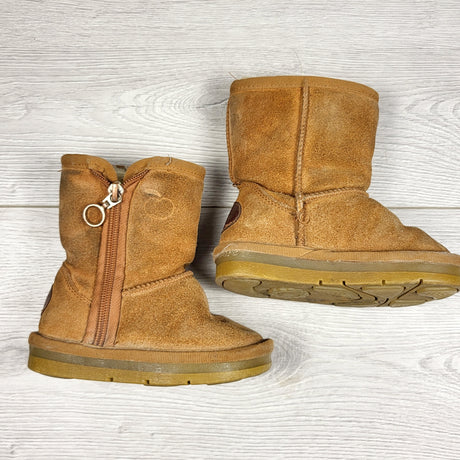 LUGE2 - Malu sheepskin Ugg style boots. Size 7