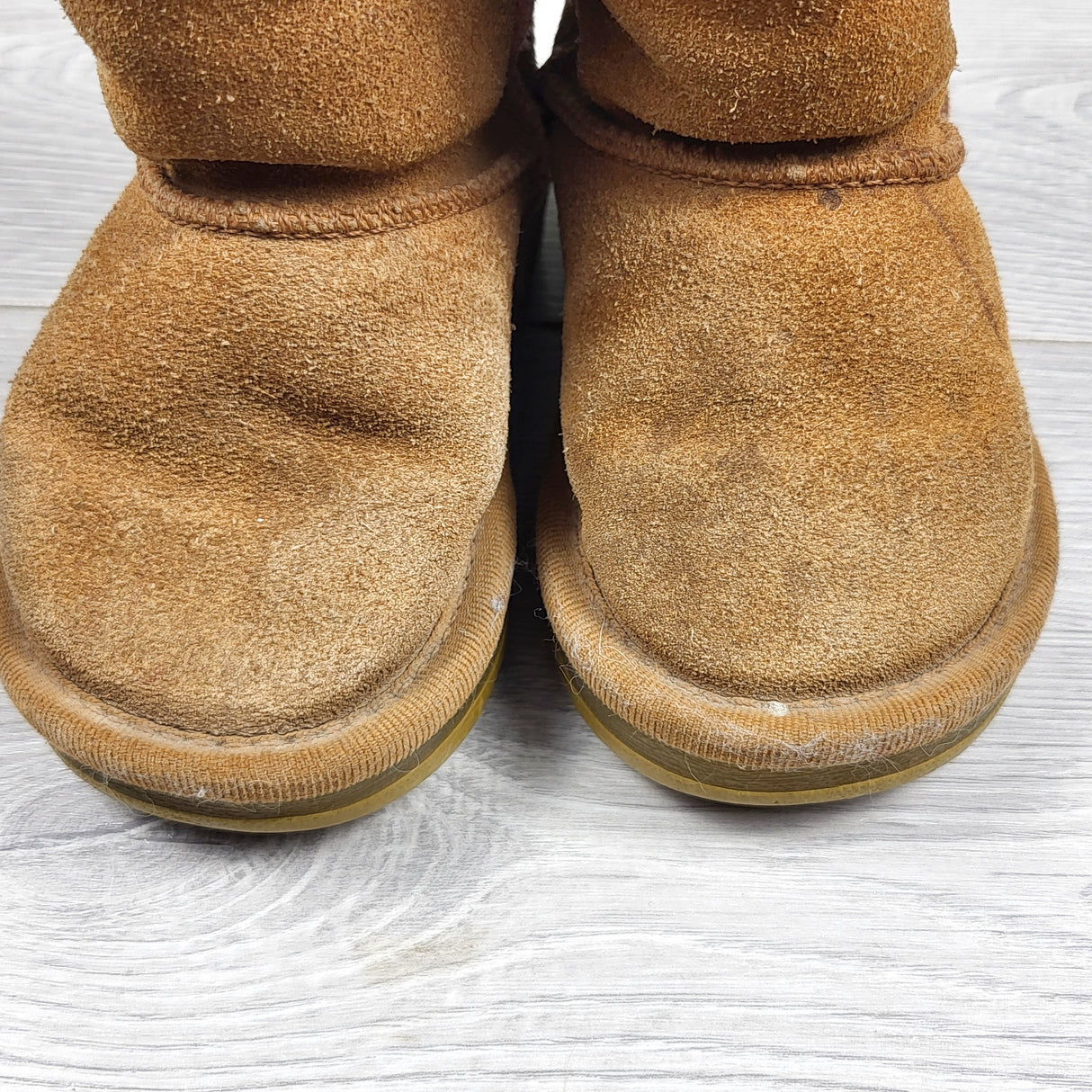 LUGE2 - Malu sheepskin Ugg style boots. Size 7