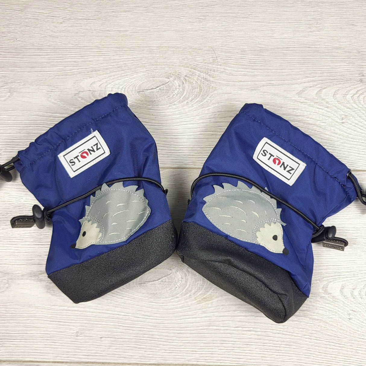 LUGE2 - Stonz navy waterproof booties with hedgehogs. Size small (look like 0-6 months)
