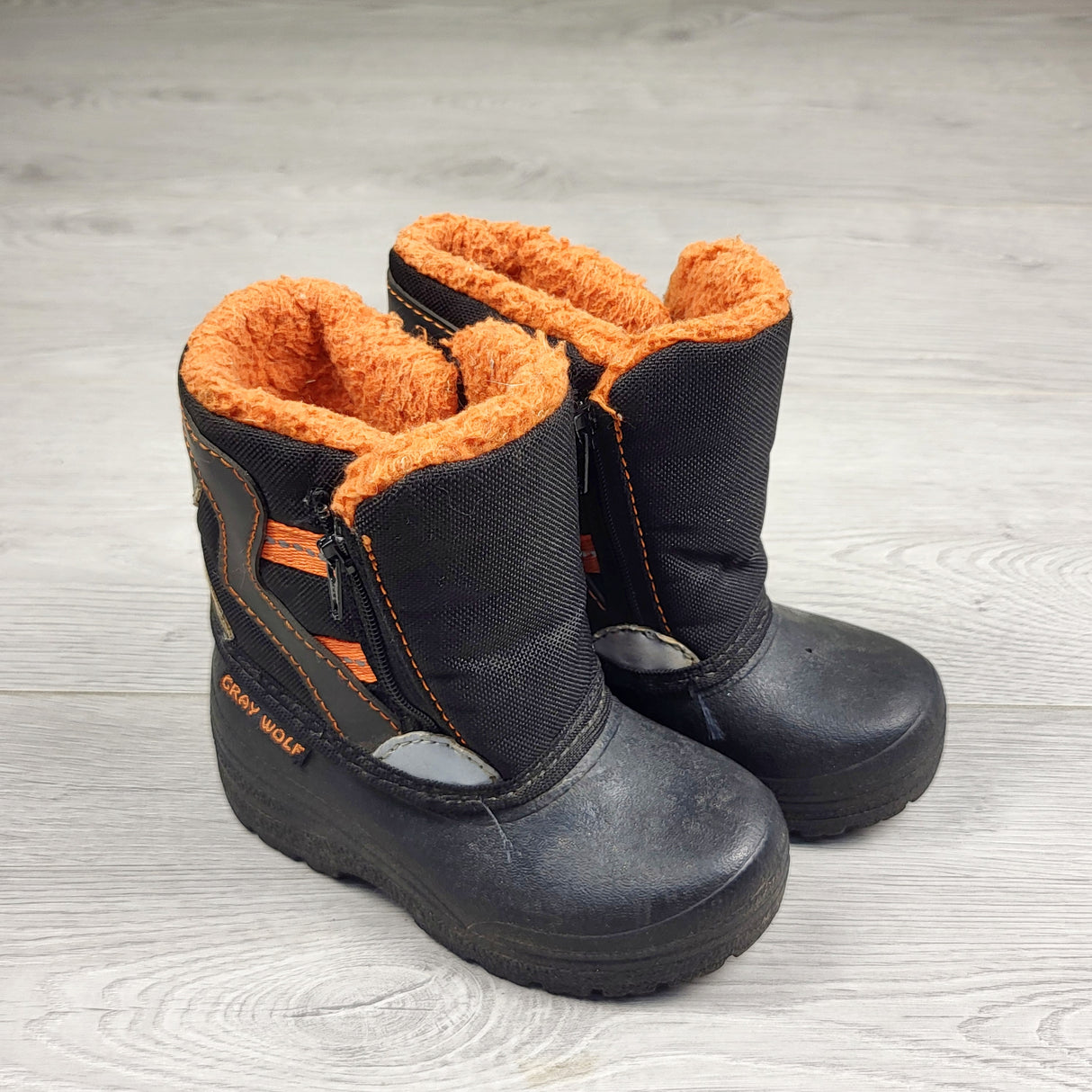 LUGE2 - Gray Wolf black and orange snow boots. Size 6