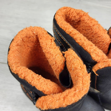 LUGE2 - Gray Wolf black and orange snow boots. Size 6