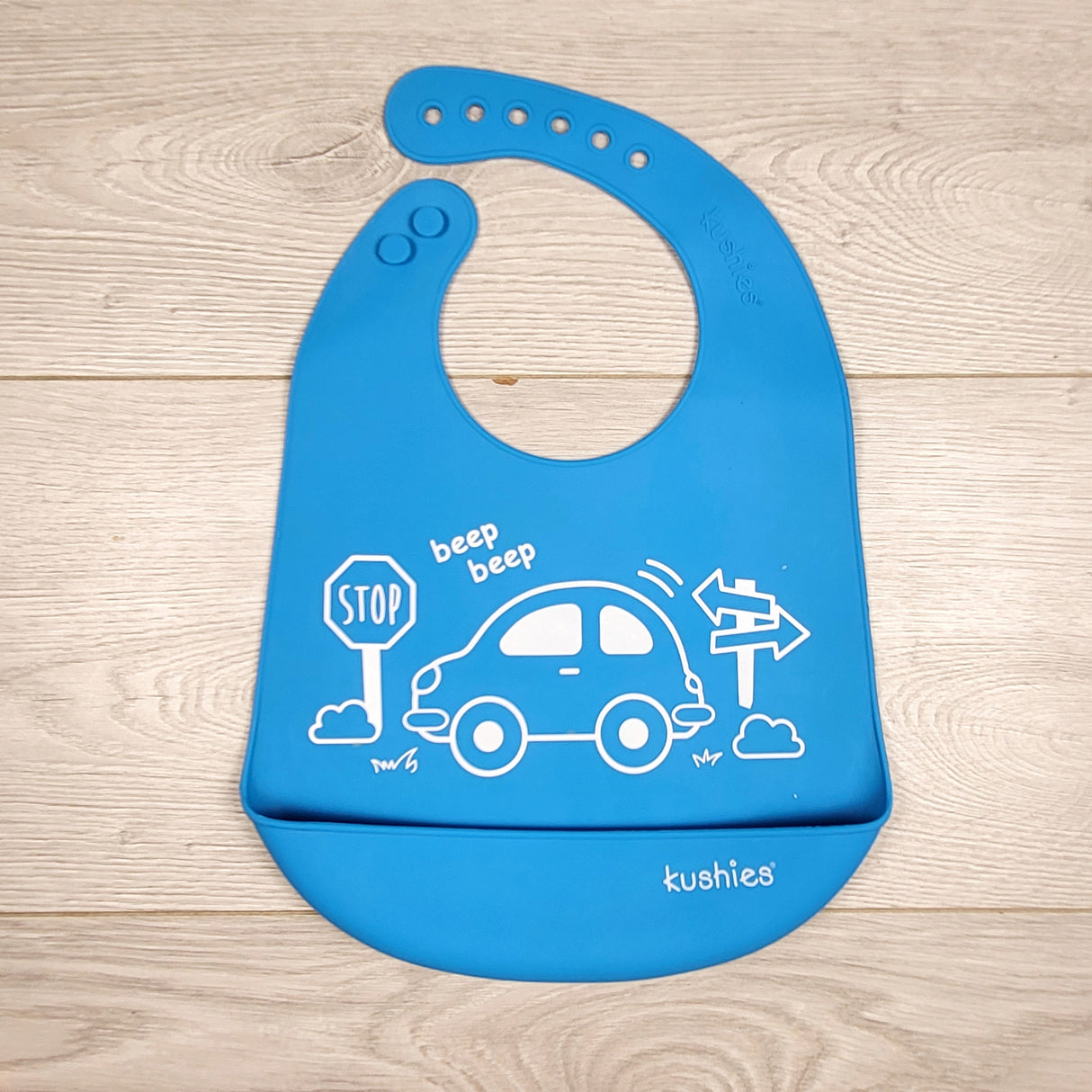 LUGE2 - Kushies blue silicone bib with car