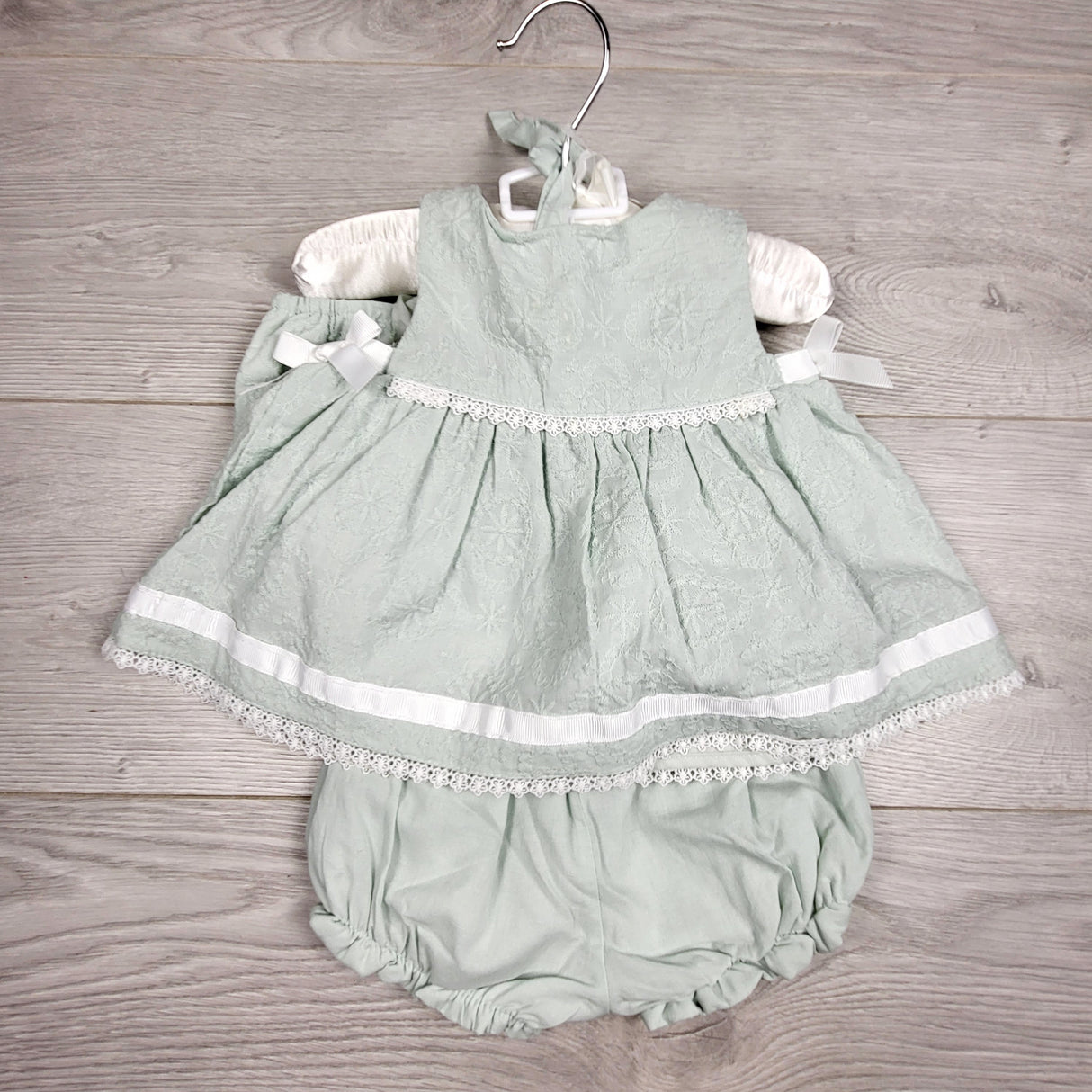 KAMG5 - NEW - Catherine Malandrino sage green 3pc set. Size 3-6 months