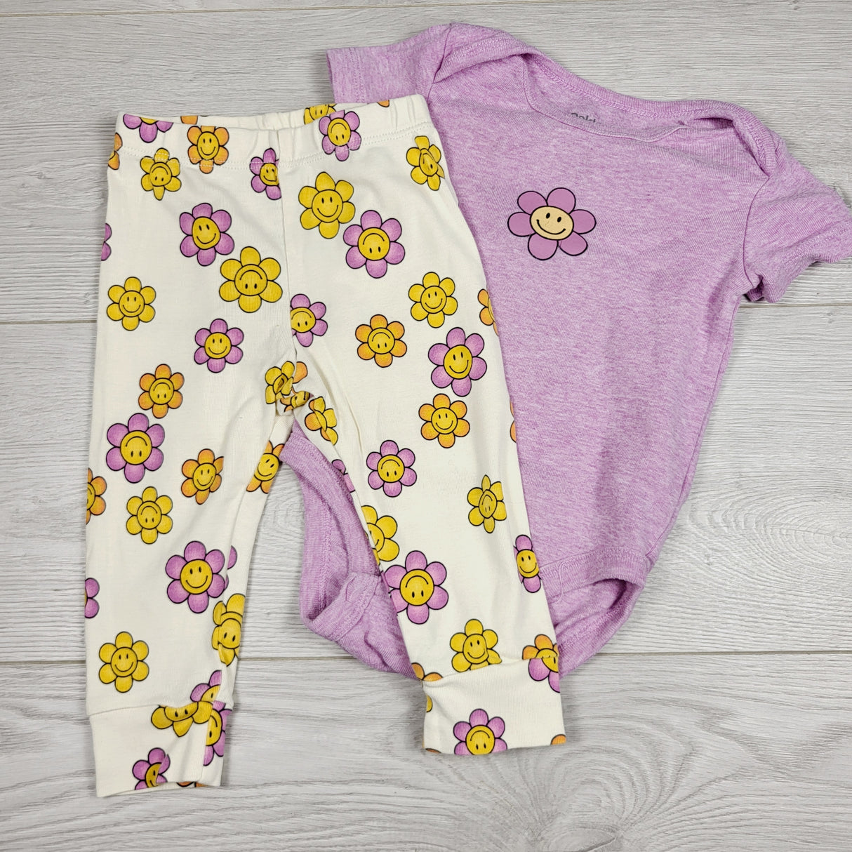 KAMG5 - Pekkle 2pc set with flowers. Size 9 months 🍁
