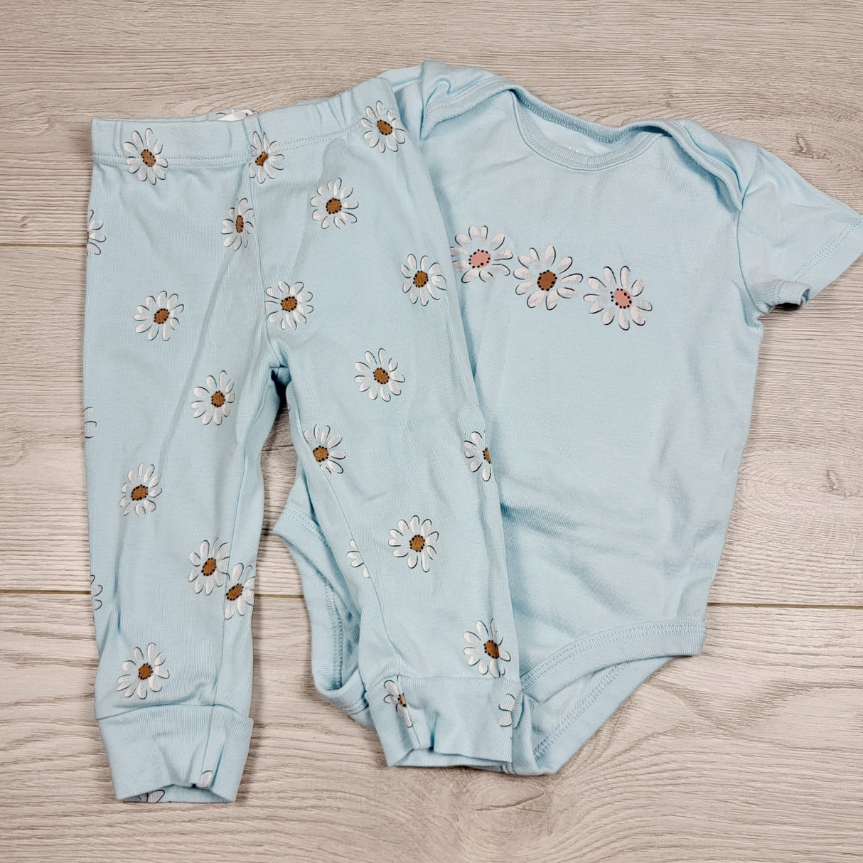 KAMG5 - Pekkle blue 2pc set with flowers. Size 9 months 🍁