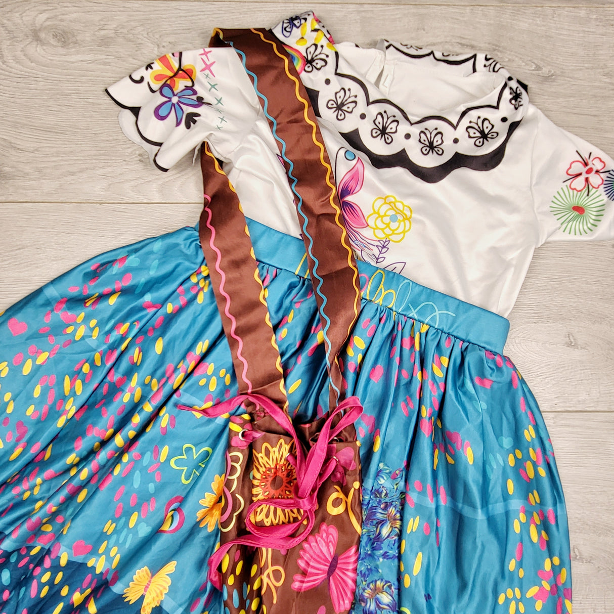 HWIL1 - Encanto 2pc Mirabel costume. Size 8